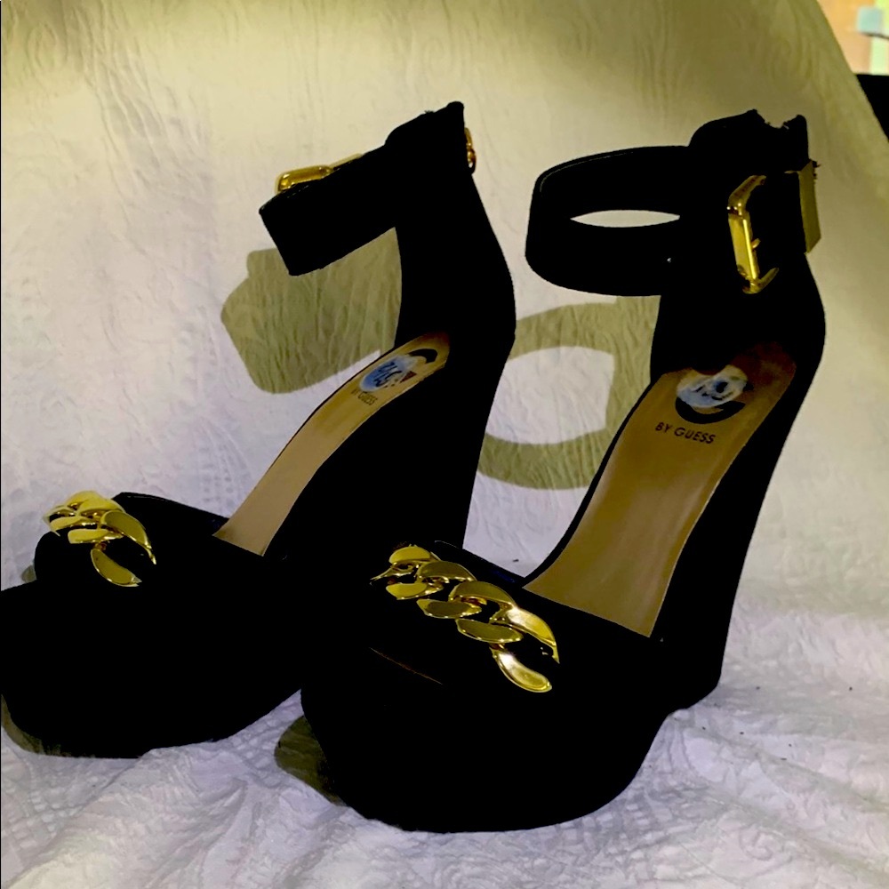 G BY GUESS in Sexy Black & Gold Wedge Size 6.5